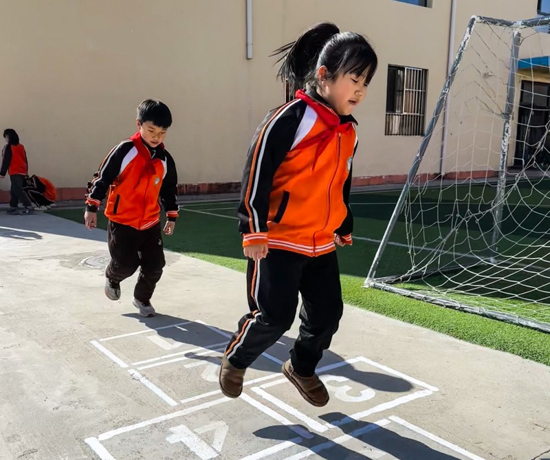 抚宁区双岭小学因地制宜开展课间情境性体育游戏活动