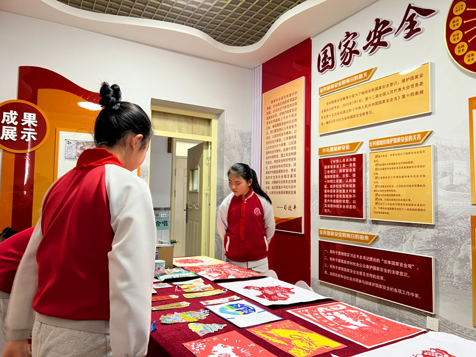 山海关区教体局举办“国家安全教育”书画展