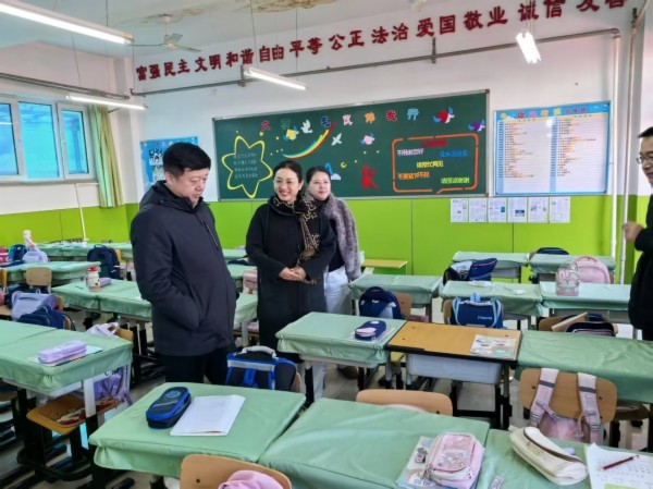 市教育局调研学校开学工作